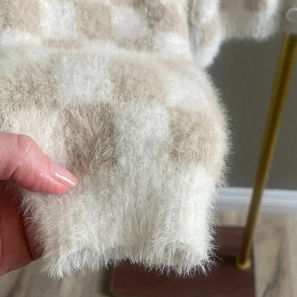 Women's Fuzzy Checkered Cardigan - Picture 5 of 8